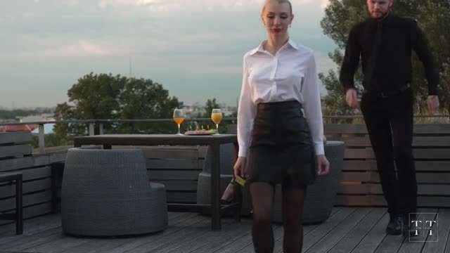 当着他女朋友的面把他撬走,在厕所操他#白虎#射精#骚逼#人妻#挑逗#性交