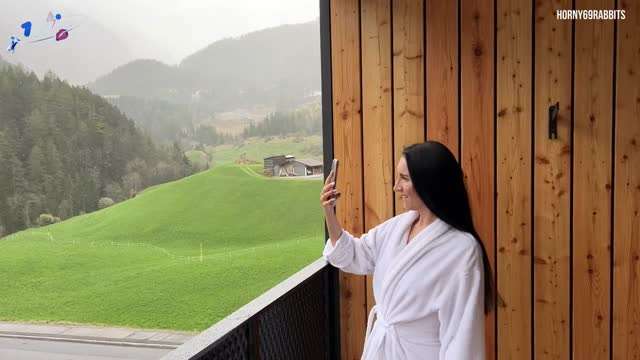 救了被困在阳台上的继母，然后操了她，射进了她的嘴里#白虎#骚逼#挑逗#性交