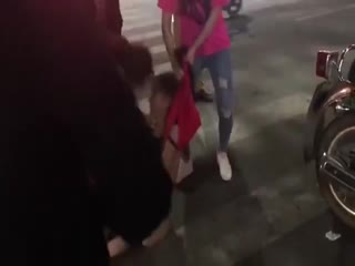 暴力抓小三!当街扒光下小三衣服一顿毒打!