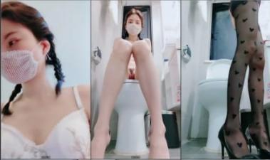 九头身【170cm顶级美腿女神】第一骚女卫生间自慰,振动棒猛操高潮多次狂喷,美臀骑坐,假屌深插骚逼