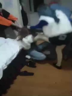 带着一群闺蜜到酒店抓奸,把狐狸精痛打一顿