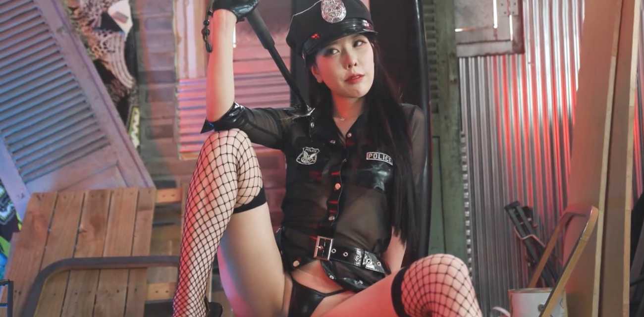 韩国女团爱豆【Zia】大尺度私拍写真,美乳巨臀高挑反差女神,网格黑丝制服露点诱惑