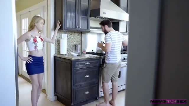 【欧美】小伙子下催情药把妈妈和姐姐一起搞操了，最终被工作结束的父亲发现了#性交#挑逗#骚逼#双飞#射精