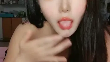 黑丝露脸女神大战小鲜肉，深喉口交温柔舔弄