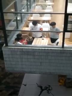 【10.29惊天大瓜】某高校学生情侣在食堂2楼角落摸奶摸B,