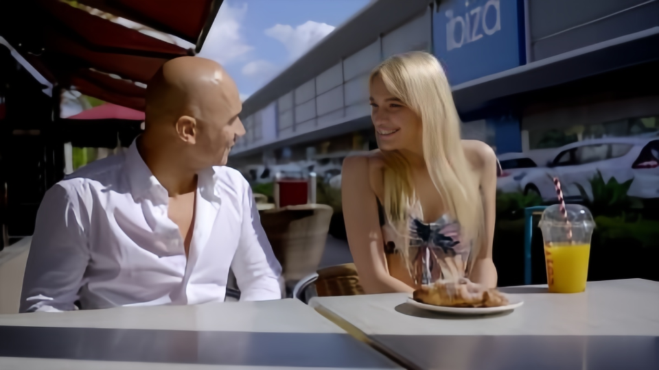 【欧美】她在国外度过的一个星期,拥有她一生中最好的性交