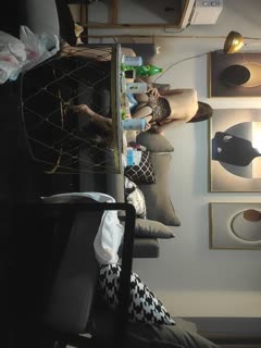 这次约到了一对颜值夫妻,女主身材和容貌都是极品,先是玩夫妻情趣游戏,玩游戏输了,看着对方老公的大鸡巴