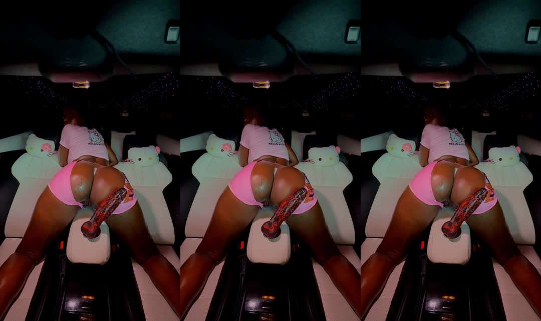 a parking lot#黑妹#骚逼#人妻#挑逗#蜜桃臀#露出