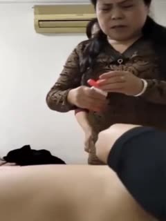 餐店叫了两个老鸡泄火,无奈条件太差,连个套都没有,阿姨直接找个塑料袋套在鸡巴上帮口